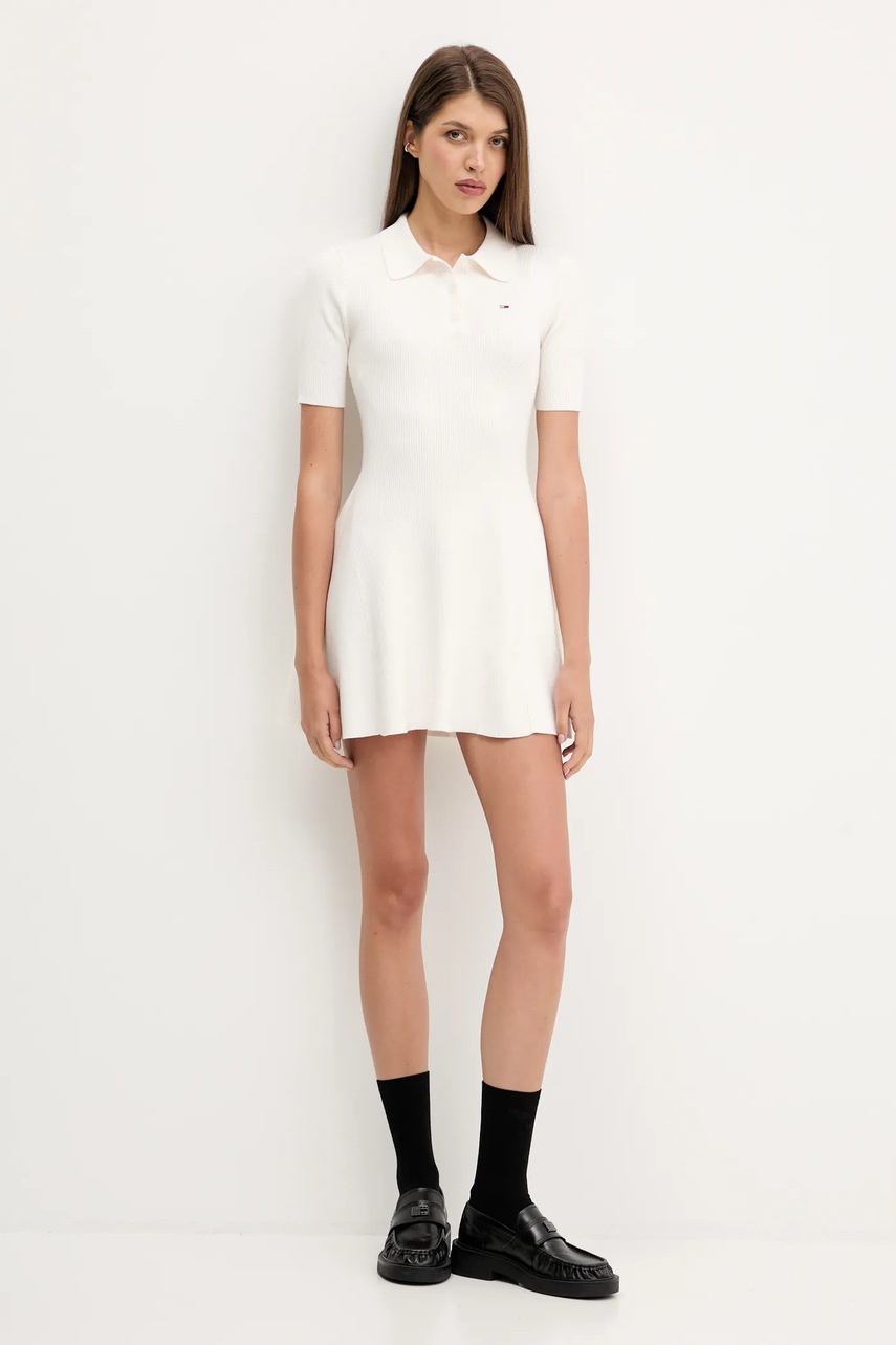 Платье Tommy Jeans цвет бежевый mini расклешённое DW0DW21471