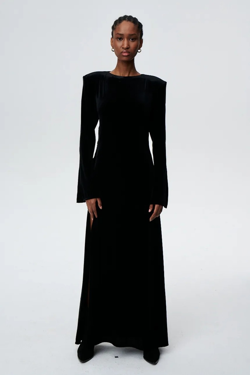 Велюрова сукня Undress Code колір чорний maxi розкльошена 601