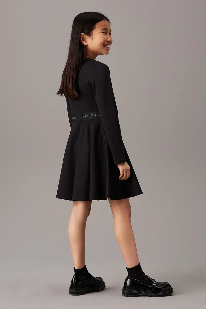 Детское платье Calvin Klein Jeans цвет чёрный mini расклешённое IG0IG02666 в Полтаве Детское платье Calvin Klein Jeans цвет чёрный mini расклешённое IG0IG02666 в Полтаве