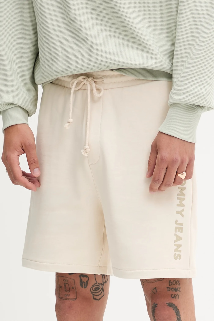 Tommy Jeans pantaloni scurți din bumbac culoarea bej, DM0DM21781