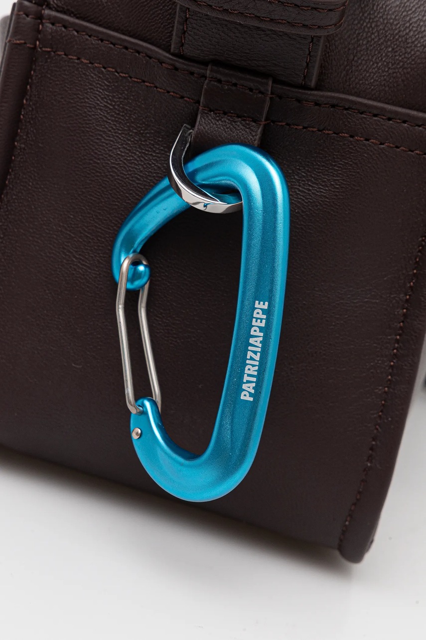 Δερμάτινη τσάντα Patrizia Pepe χρώμα: καφέ, 2B0148 L113 φωτογραφία