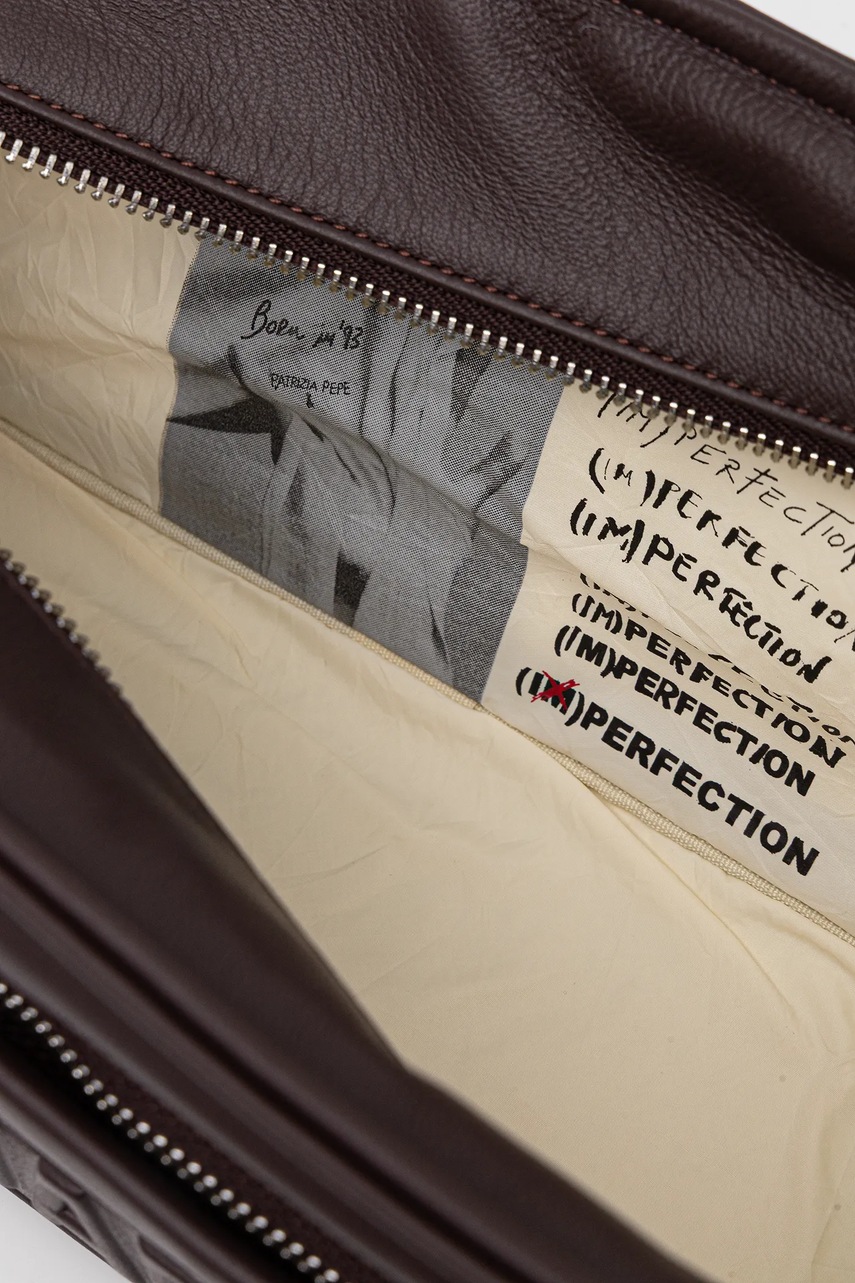 Δερμάτινη τσάντα Patrizia Pepe χρώμα: καφέ, 2B0148 L113 φωτογραφία