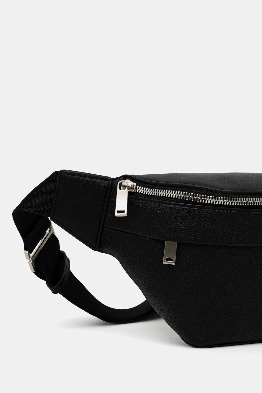 Сумка на пояс Calvin Klein цвет чёрный LV04D3002G Сумка на пояс Calvin Klein цвет чёрный LV04D3002G