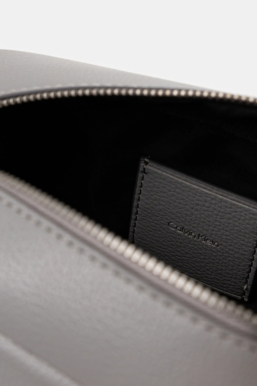 Νεσεσέρ καλλυντικών Calvin Klein χρώμα: γκρι, LV04D1090G φωτογραφία