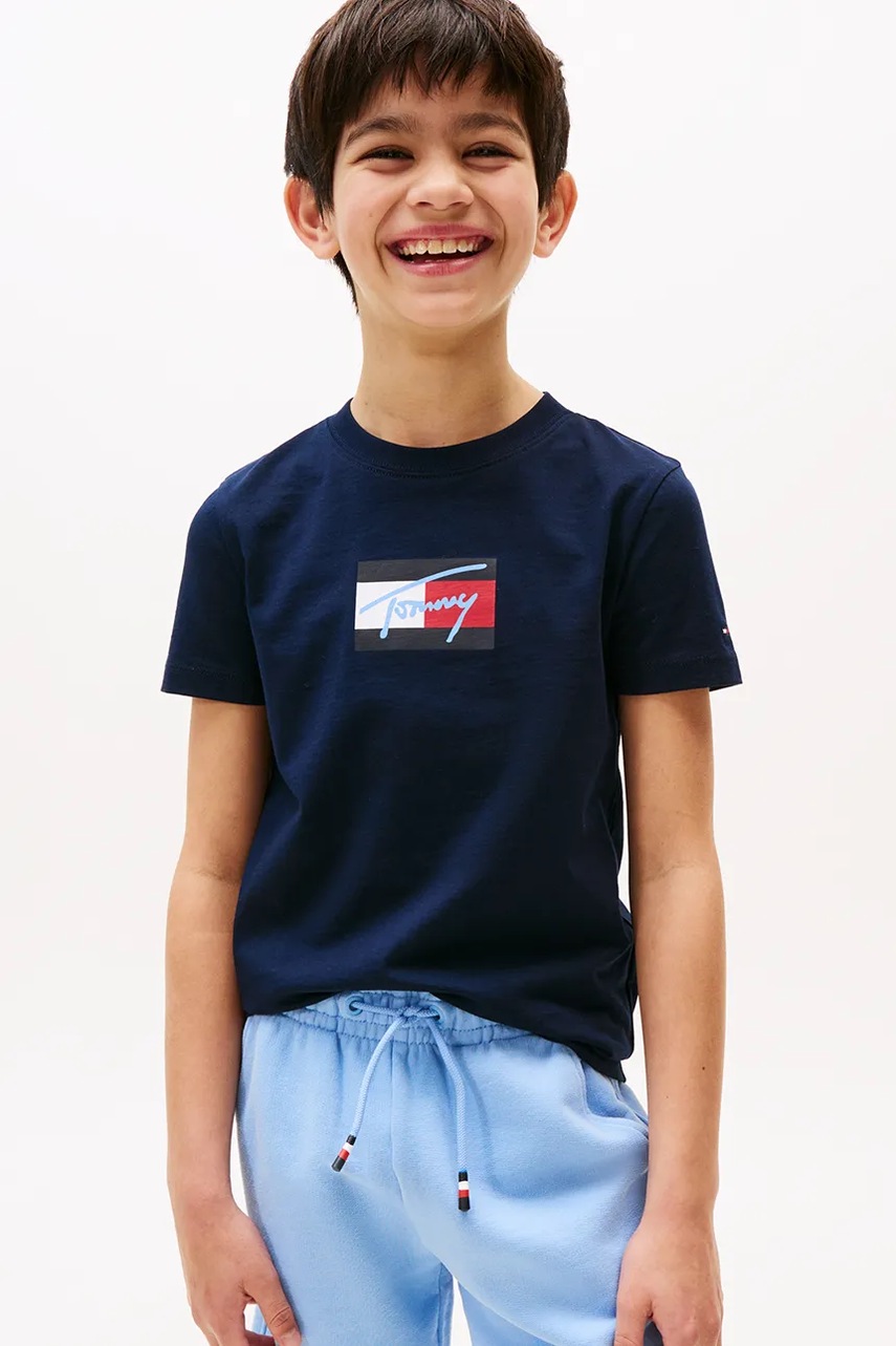 Levně Dětské bavlněné tričko Tommy Hilfiger tmavomodrá barva, s potiskem, KB0KB09725