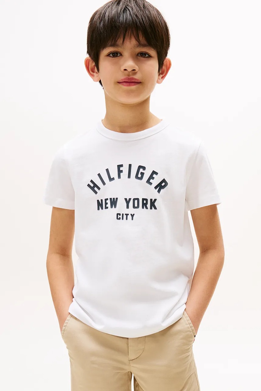 Levně Dětské bavlněné tričko Tommy Hilfiger bílá barva, s potiskem, KB0KB09800