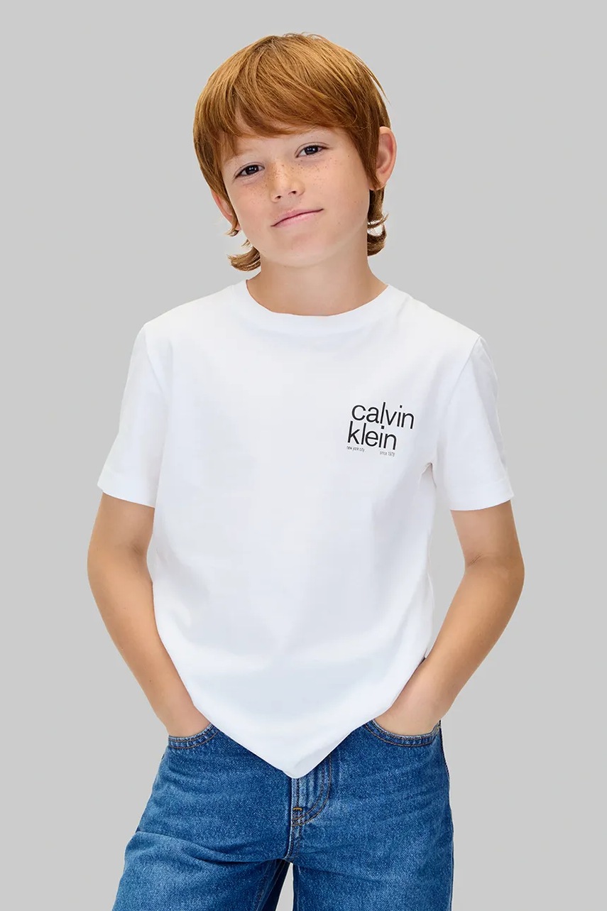Levně Dětské bavlněné tričko Calvin Klein Jeans bílá barva, s potiskem, IB0IB02579