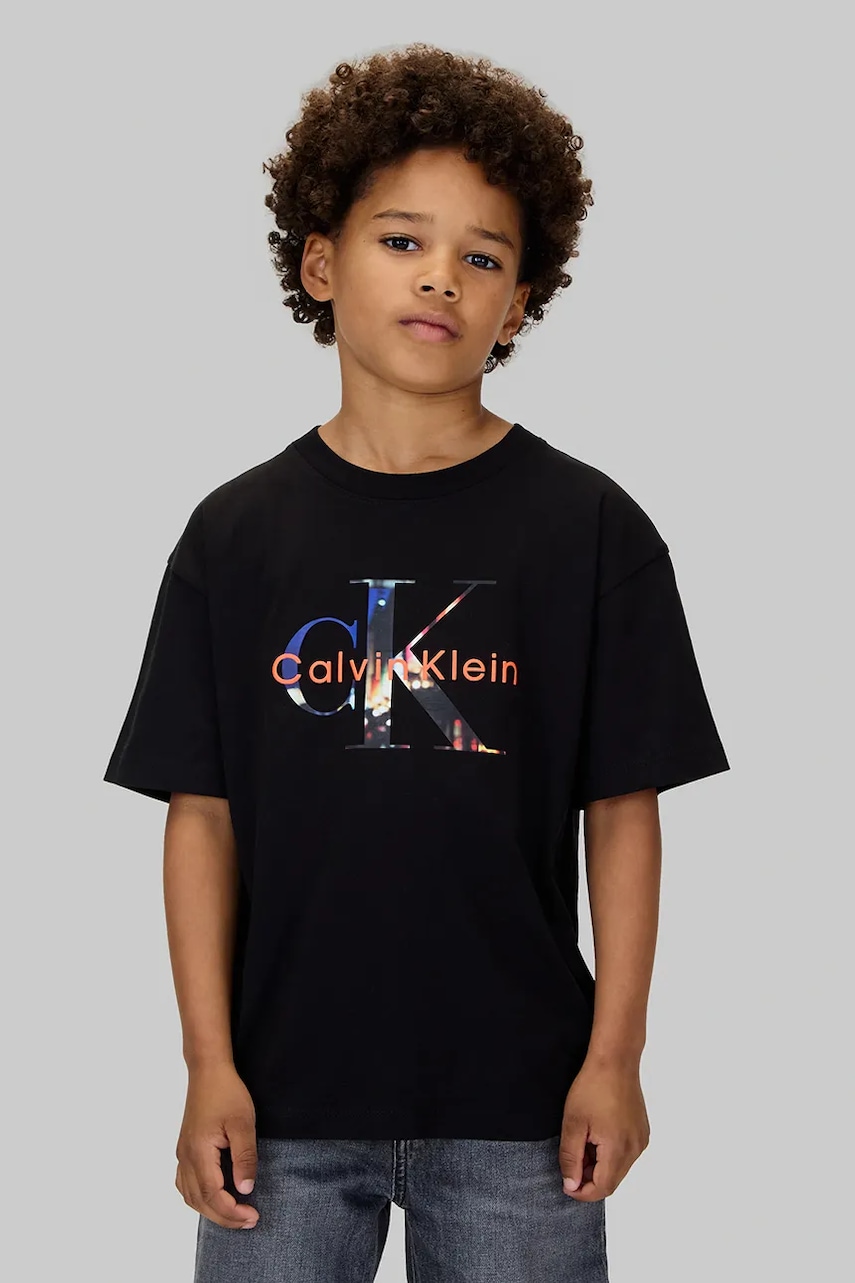 Levně Dětské bavlněné tričko Calvin Klein Jeans černá barva, s potiskem, IB0IB02581