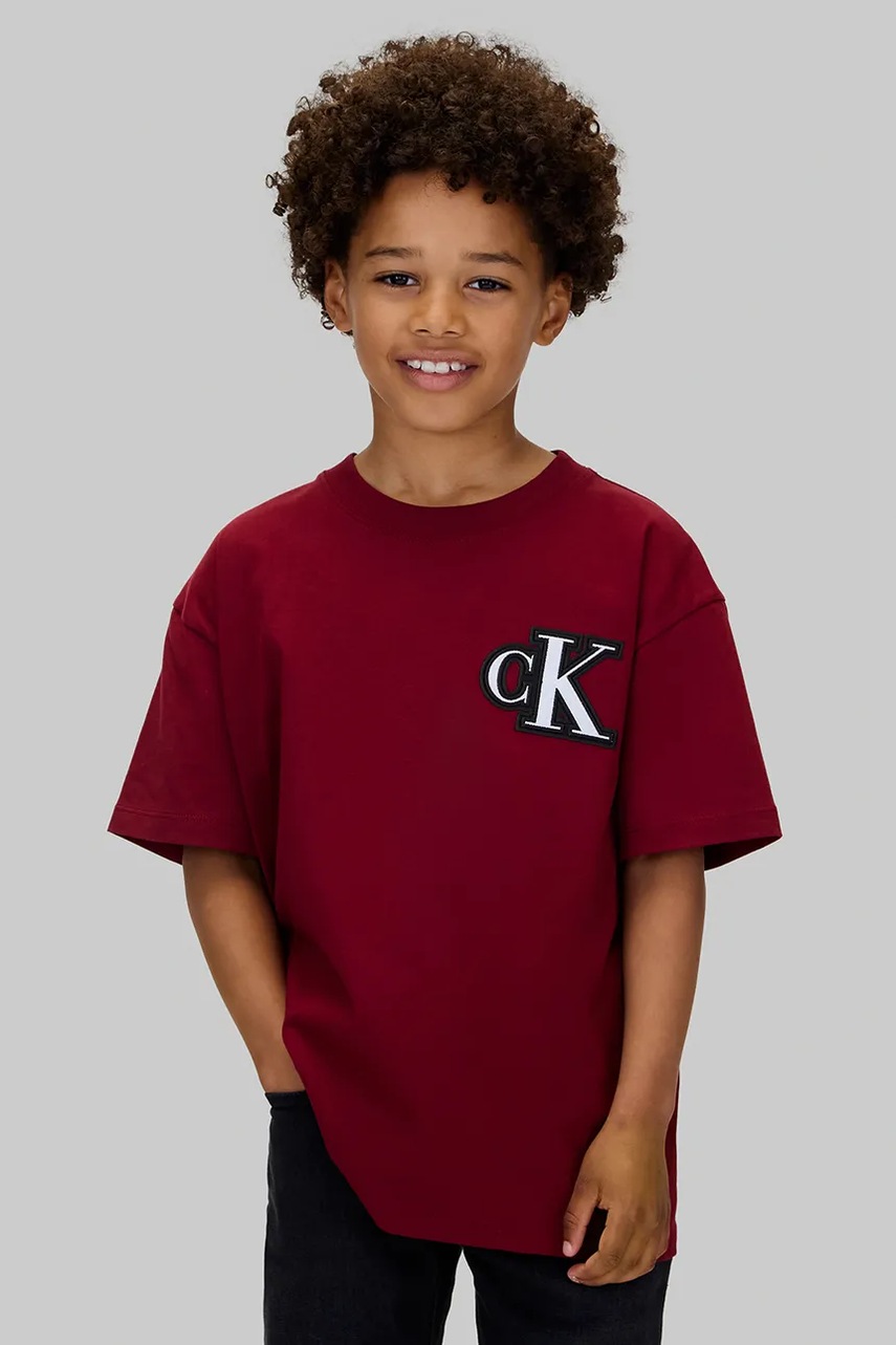 Levně Dětské bavlněné tričko Calvin Klein Jeans vínová barva, s potiskem, IB0IB02584