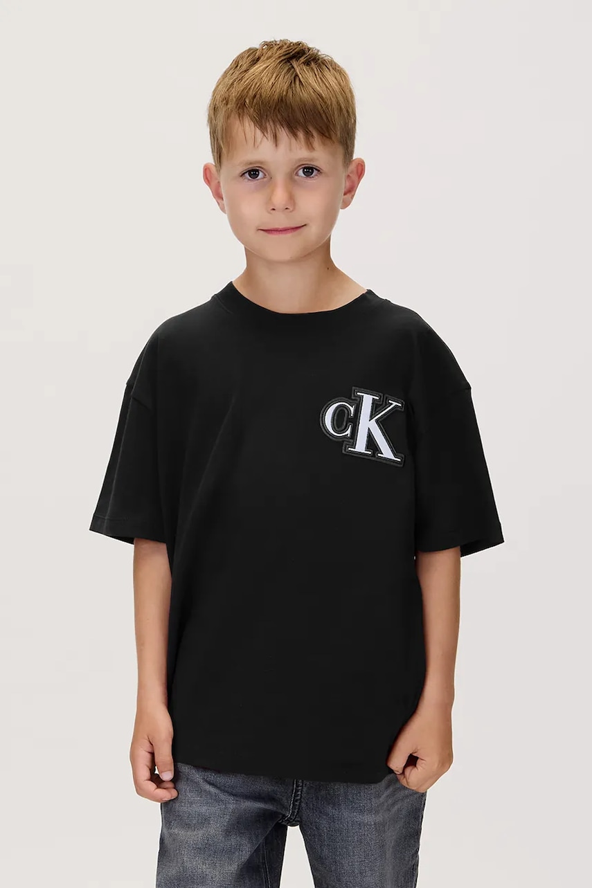 Levně Dětské bavlněné tričko Calvin Klein Jeans černá barva, s potiskem, IB0IB02584