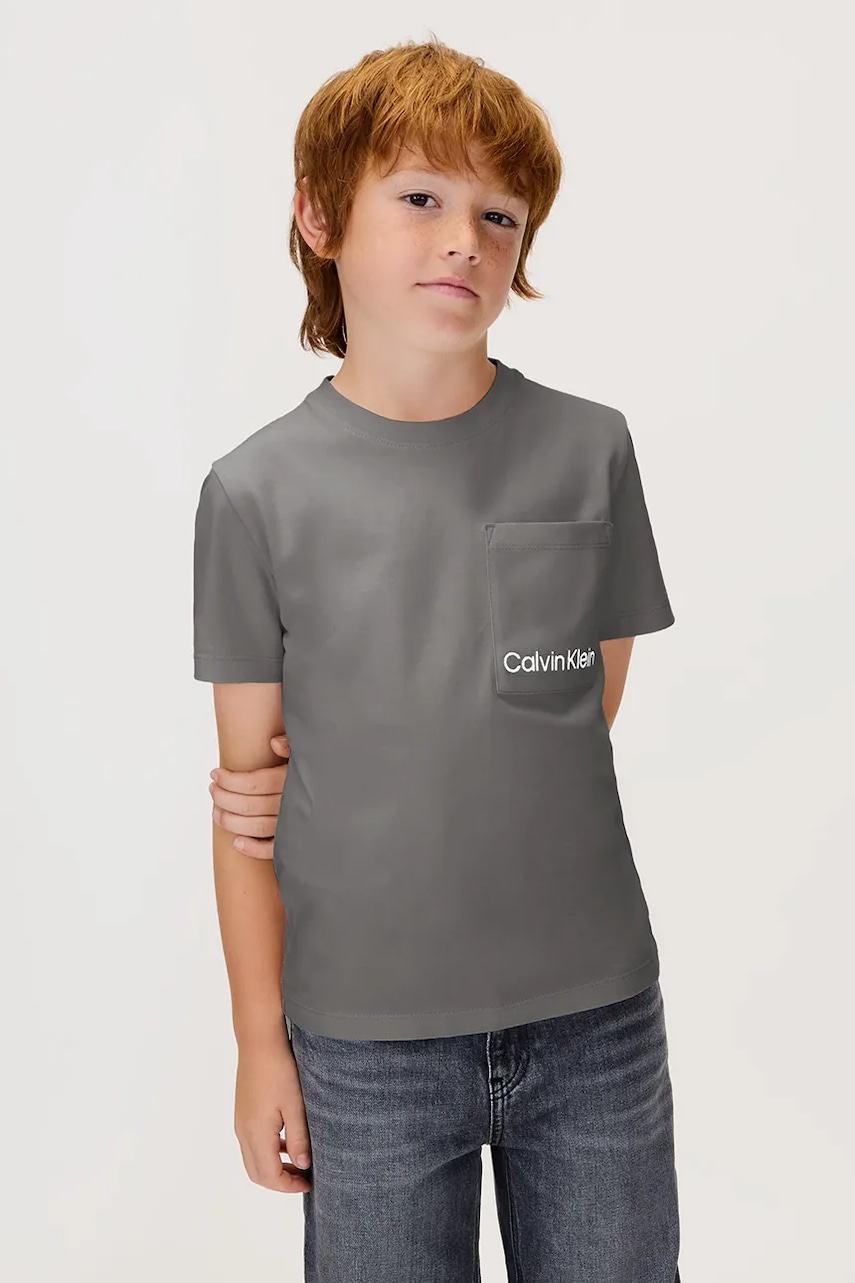 Levně Dětské bavlněné tričko Calvin Klein Jeans šedá barva, s potiskem, IB0IB02588