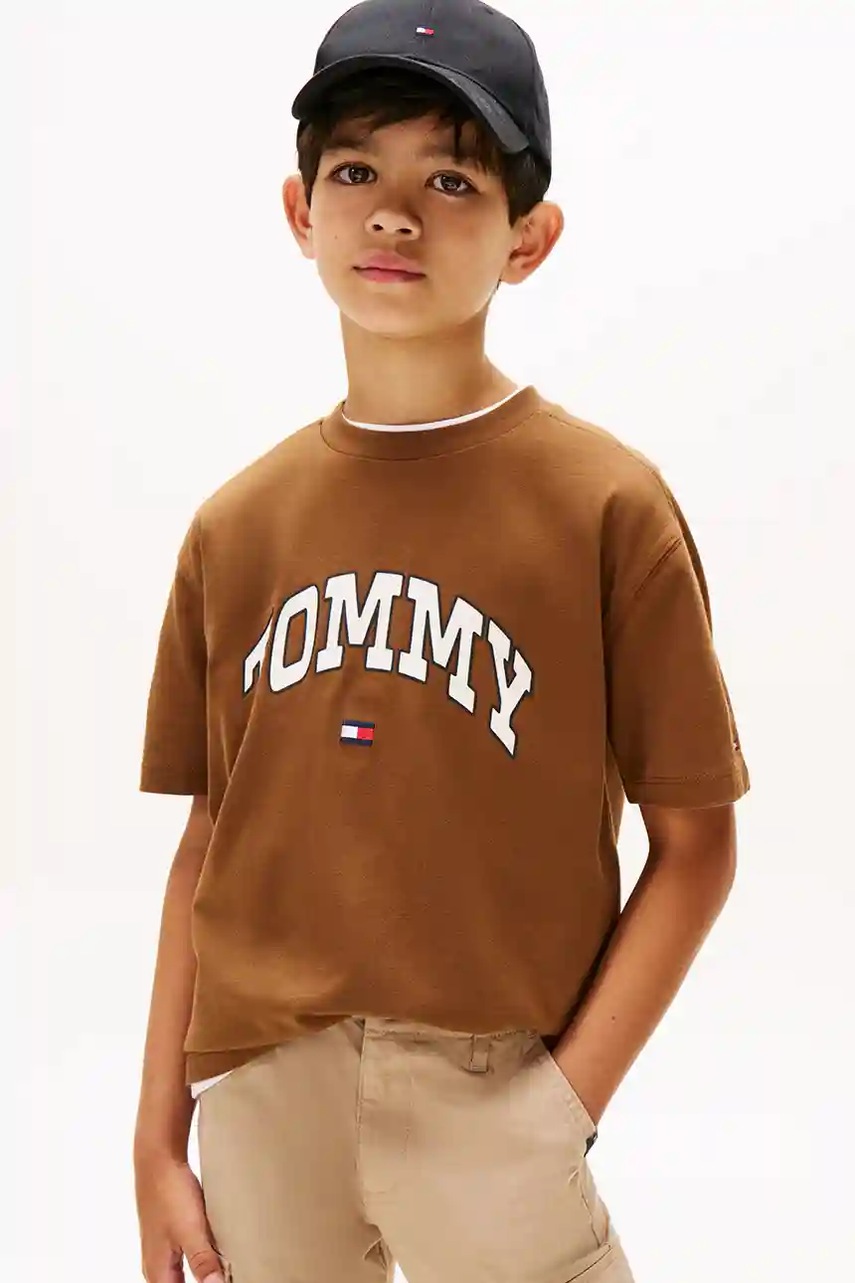 Levně Dětské bavlněné tričko Tommy Hilfiger hnědá barva, s potiskem, KB0KB09939