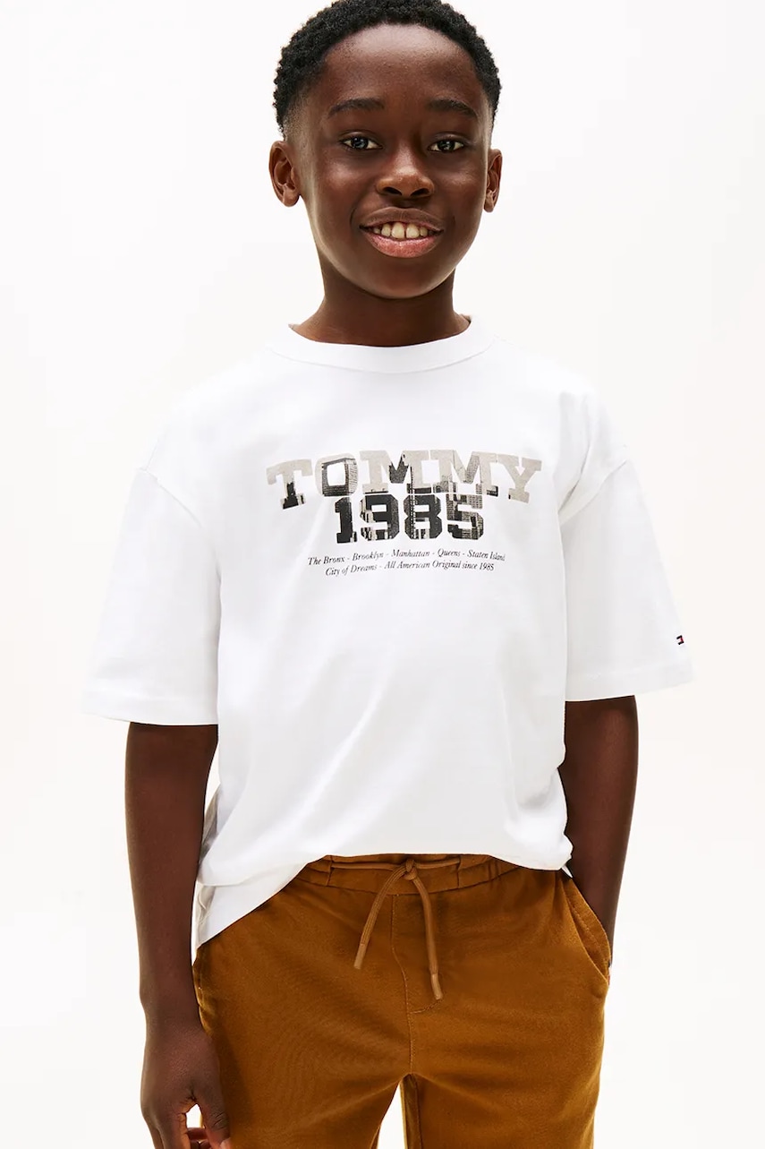 Levně Dětské bavlněné tričko Tommy Hilfiger bílá barva, s potiskem, KB0KB10087