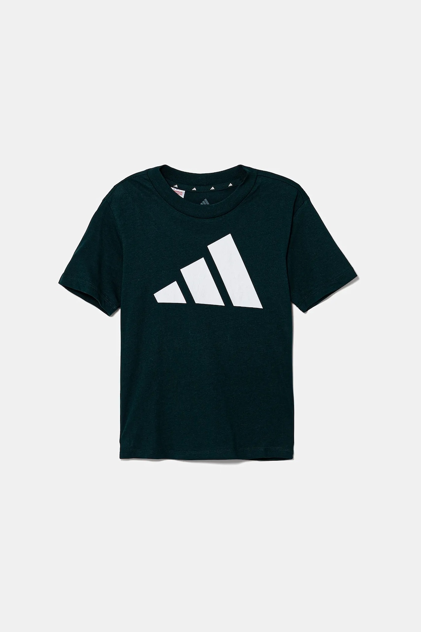 Levně Dětské bavlněné tričko adidas zelená barva, s potiskem, JV9871
