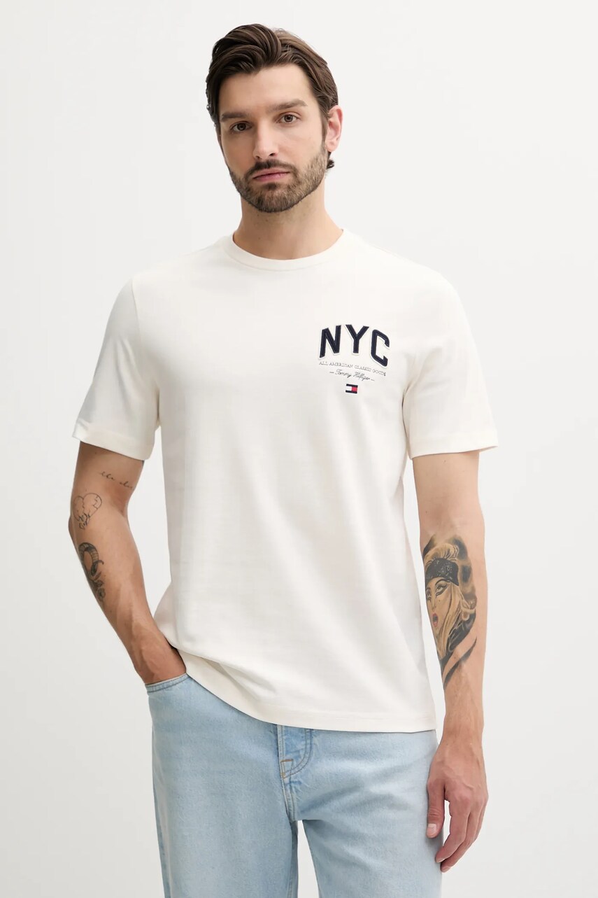 Levně Bavlněné tričko Tommy Hilfiger pánské, béžová barva, s aplikací, MW0MW40427
