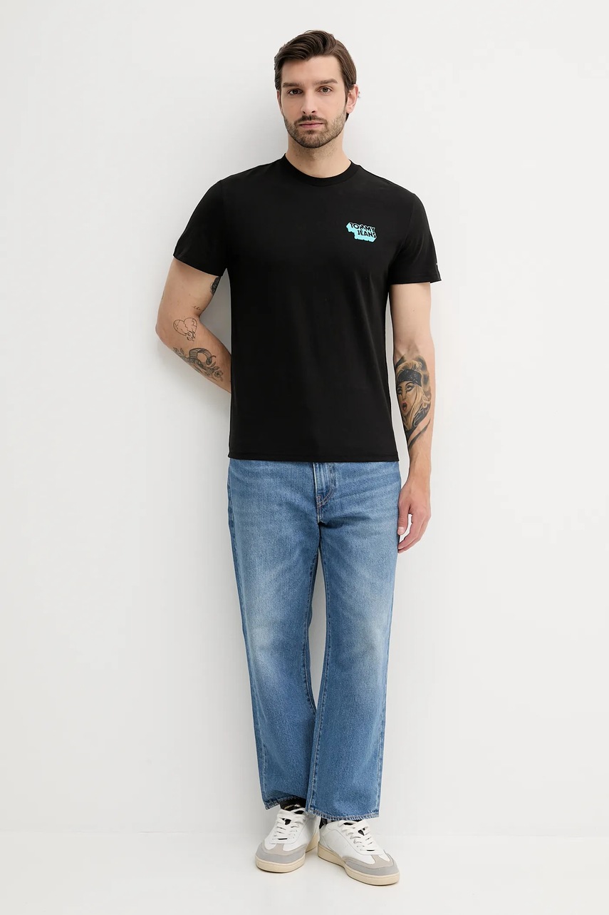 Хлопковая футболка Tommy Jeans цвет чёрный с принтом DM0DM21539