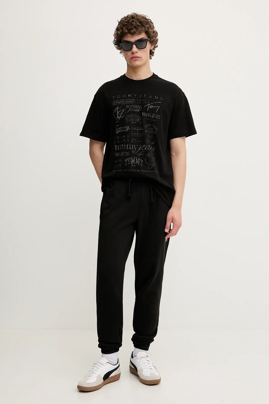 Хлопковая футболка Tommy Jeans цвет чёрный с принтом DM0DM21584