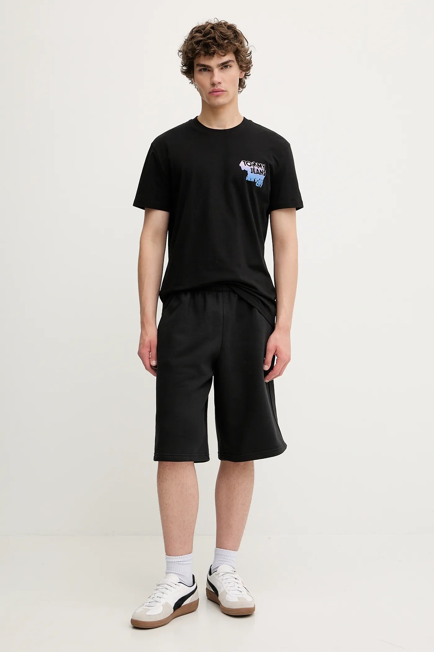 Хлопковая футболка Tommy Jeans цвет чёрный с принтом DM0DM21589