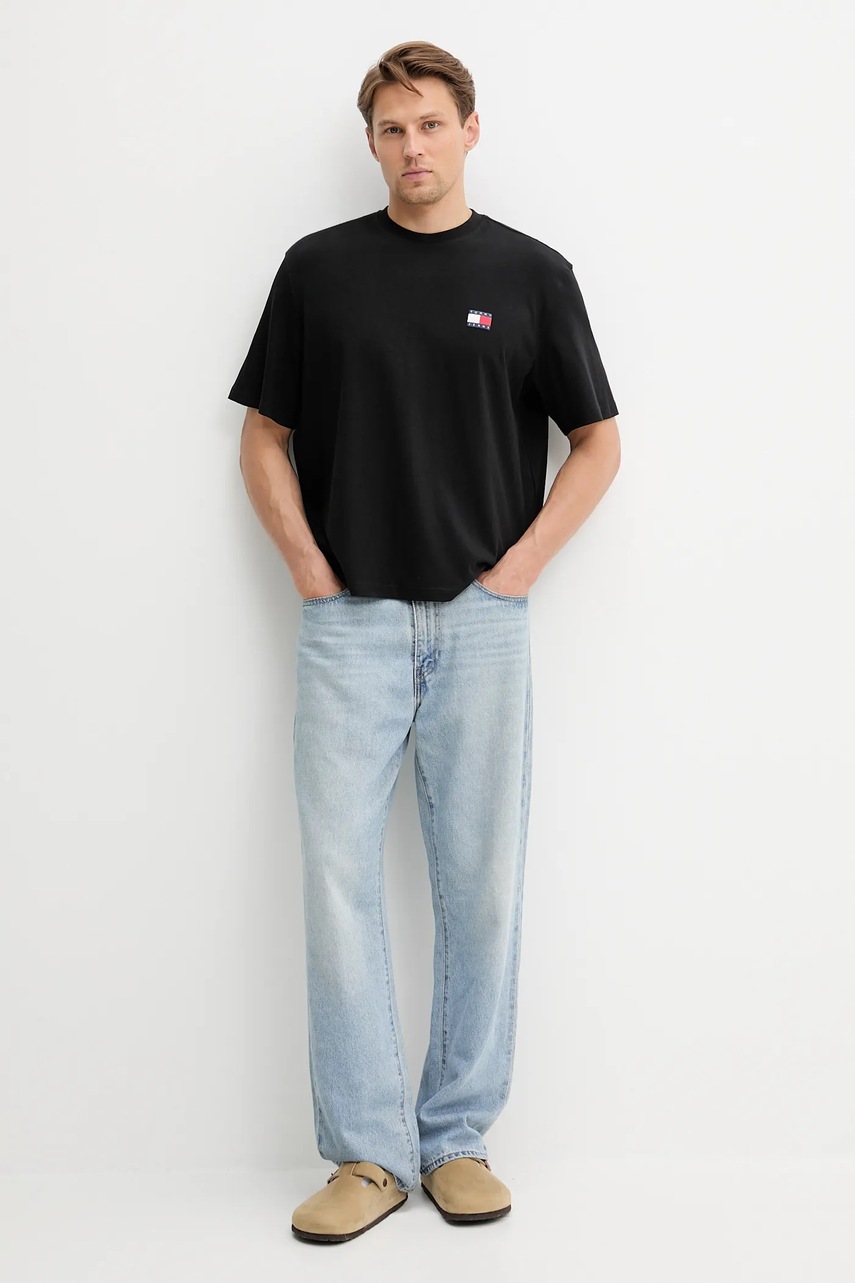 Хлопковая футболка Tommy Jeans цвет чёрный с аппликацией DM0DM21785 Хлопковая футболка Tommy Jeans цвет чёрный с аппликацией DM0DM21785