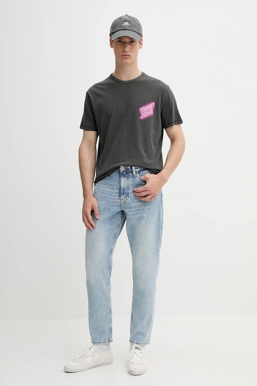 Хлопковая футболка Tommy Jeans цвет серый с принтом DM0DM21829