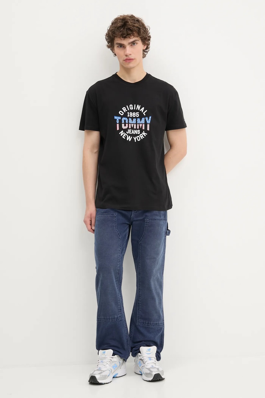 Хлопковая футболка Tommy Jeans цвет чёрный с принтом DM0DM21913