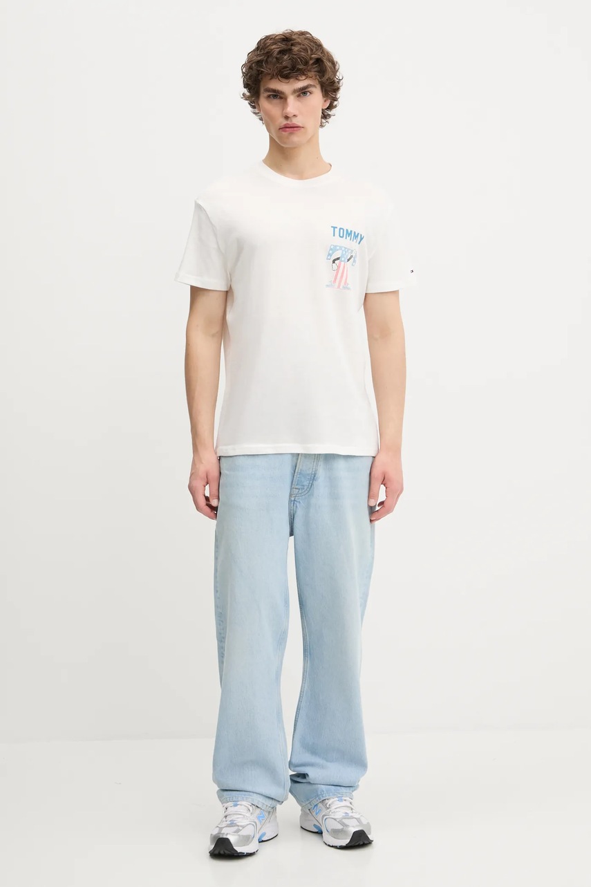 Хлопковая футболка Tommy Jeans цвет белый узор DM0DM21914 Хлопковая футболка Tommy Jeans цвет белый узор DM0DM21914