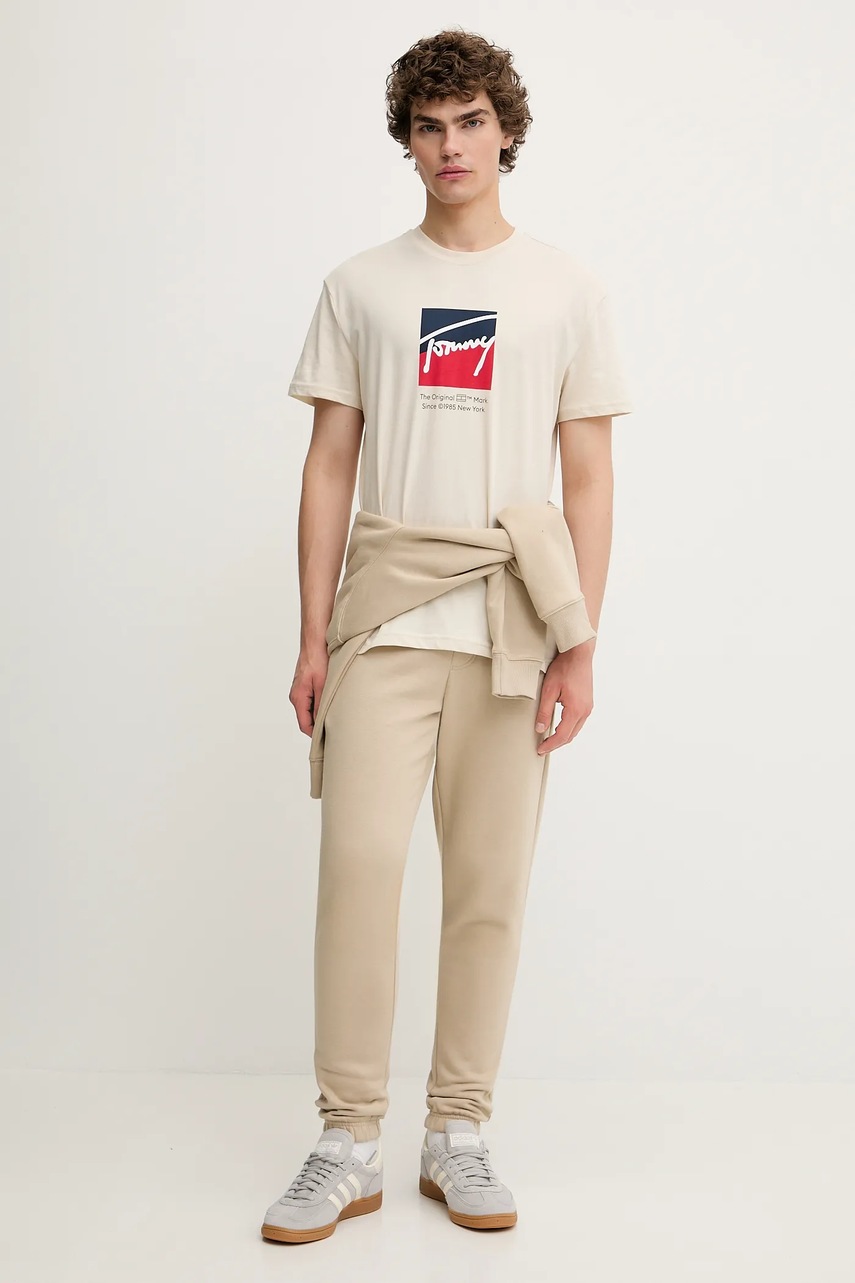 Хлопковая футболка Tommy Jeans цвет бежевый с принтом DM0DM21940