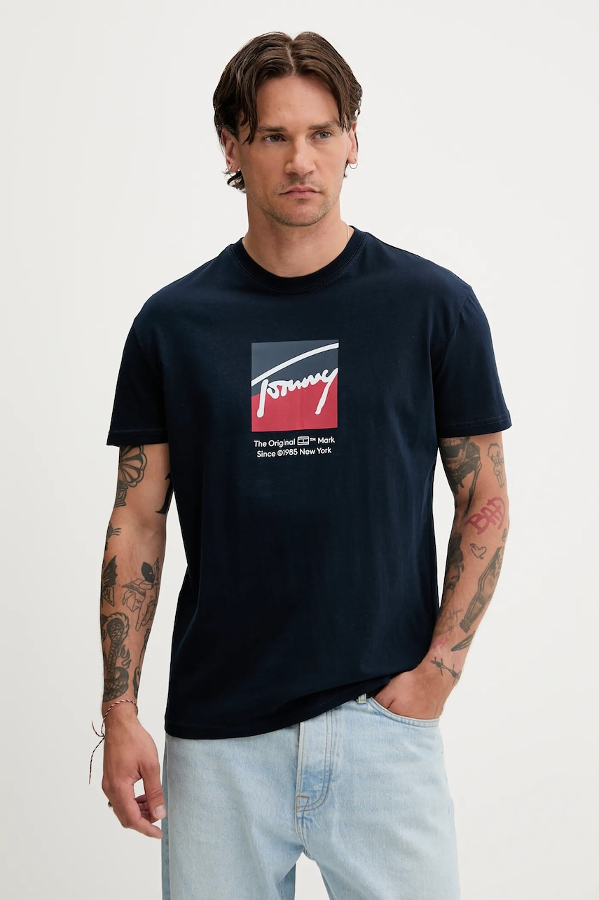 Levně Bavlněné tričko Tommy Jeans pánské, tmavomodrá barva, s potiskem, DM0DM21940