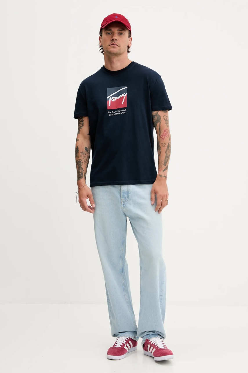 Хлопковая футболка Tommy Jeans цвет синий с принтом DM0DM21940