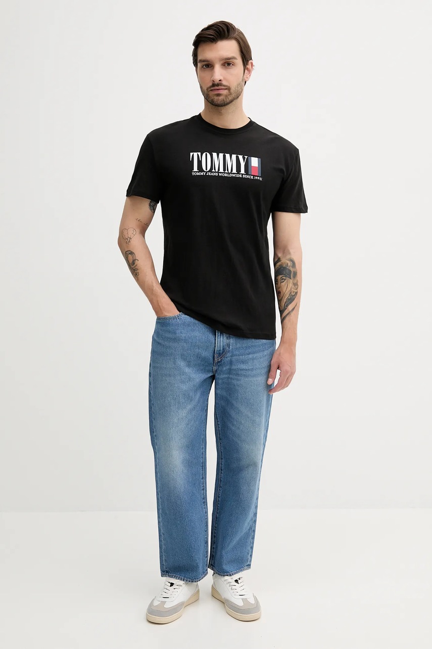 Хлопковая футболка Tommy Jeans цвет чёрный с принтом DM0DM21941