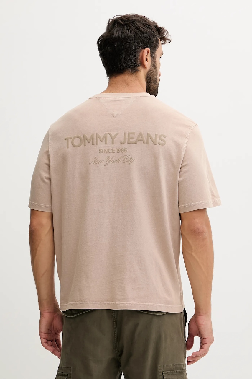 Хлопковая футболка Tommy Jeans цвет коричневый однотонная DM0DM21975 Хлопковая футболка Tommy Jeans цвет коричневый однотонная DM0DM21975