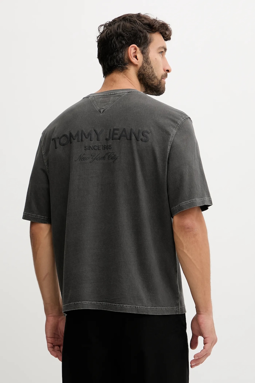 Хлопковая футболка Tommy Jeans цвет серый однотонная DM0DM21975 Хлопковая футболка Tommy Jeans цвет серый однотонная DM0DM21975