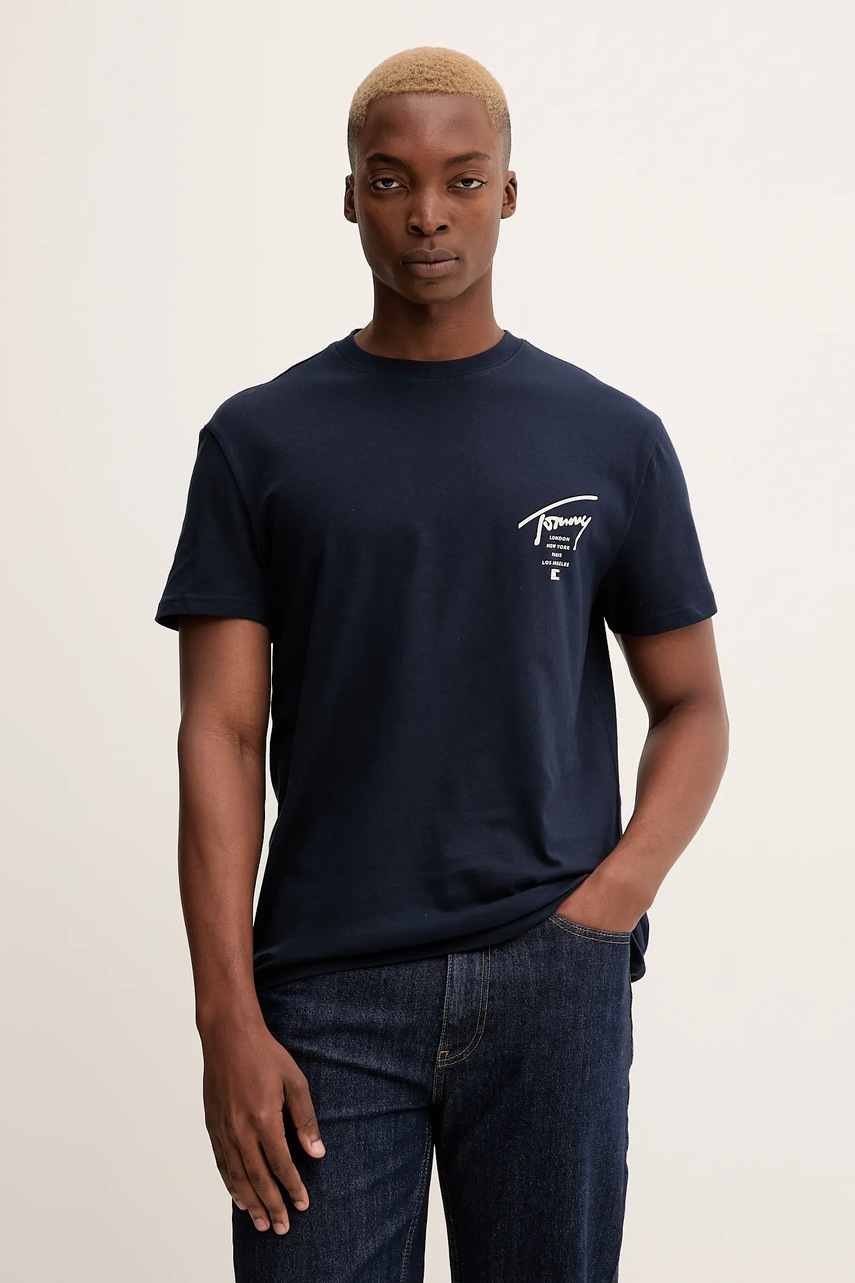 Хлопковая футболка Tommy Jeans цвет синий с принтом DM0DM22120 Хлопковая футболка Tommy Jeans цвет синий с принтом DM0DM22120
