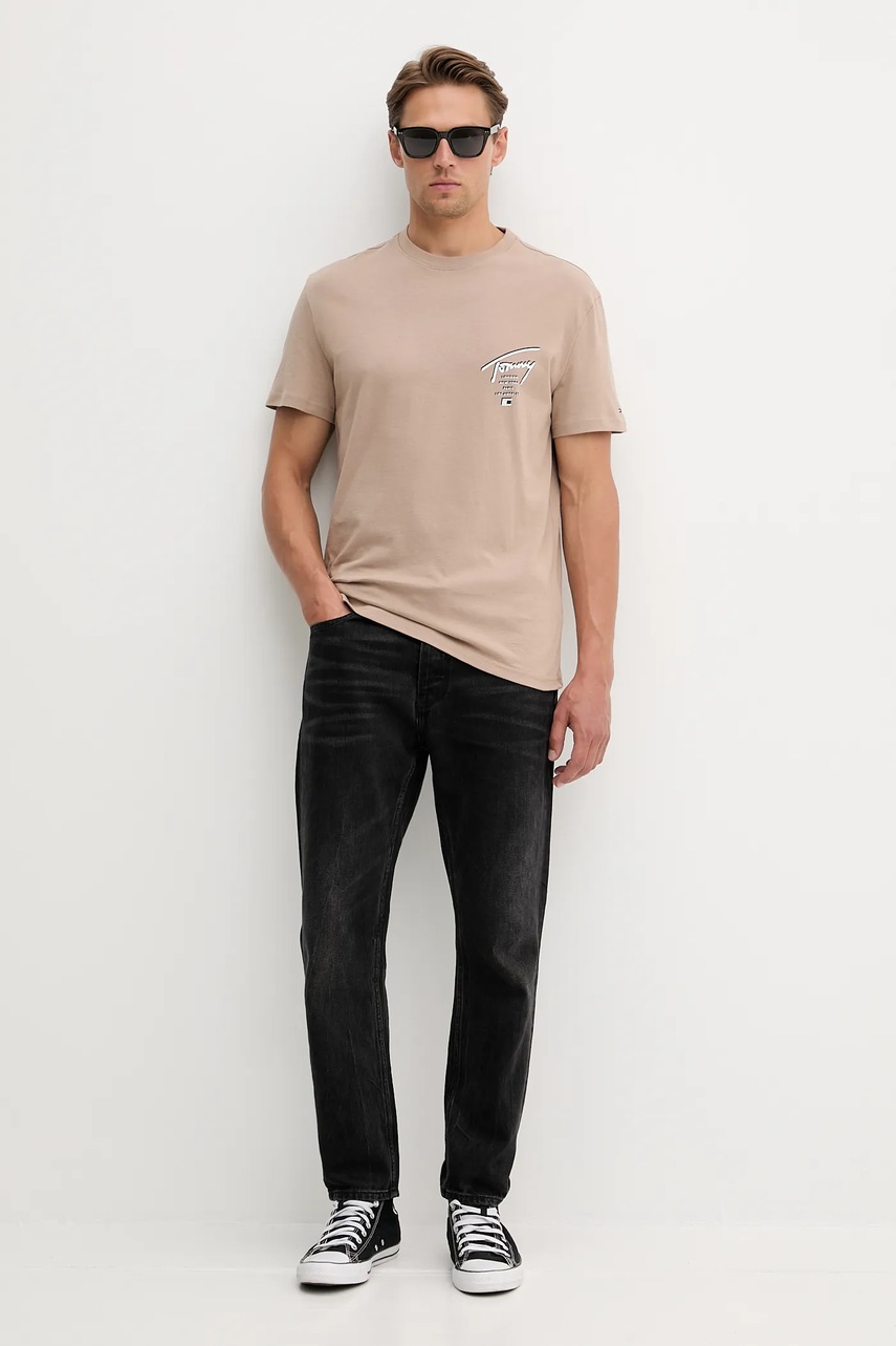 Хлопковая футболка Tommy Jeans цвет коричневый с принтом DM0DM22120