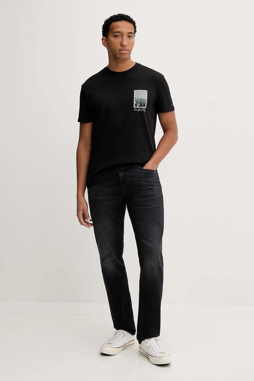 Хлопковая футболка Tommy Jeans цвет чёрный узор DM0DM22128 Хлопковая футболка Tommy Jeans цвет чёрный узор DM0DM22128