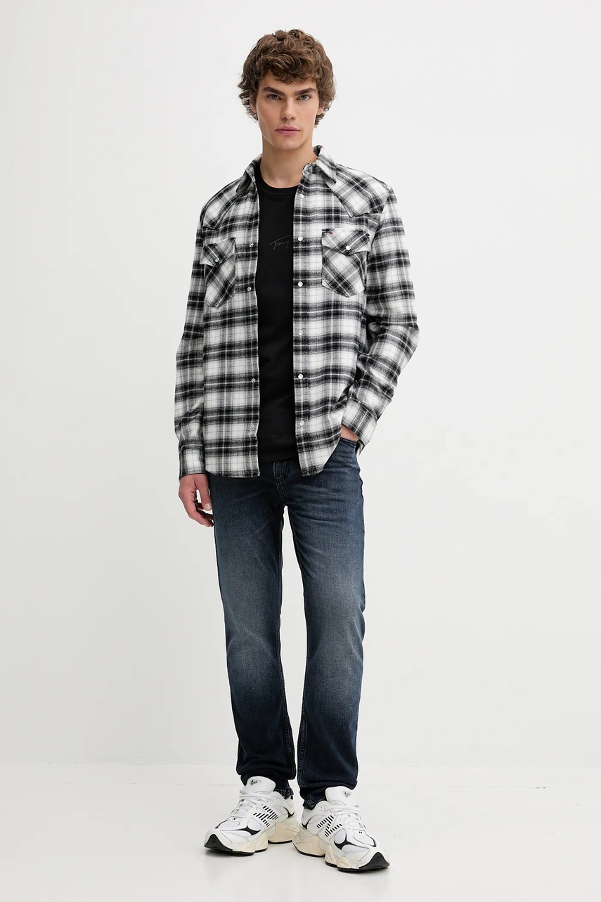 Хлопковая футболка Tommy Jeans цвет чёрный однотонная DM0DM22138