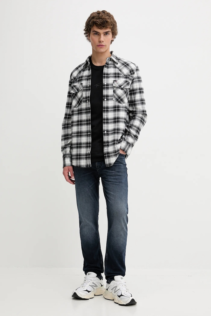 Хлопковая футболка Tommy Jeans цвет чёрный однотонная DM0DM22138 Хлопковая футболка Tommy Jeans цвет чёрный однотонная DM0DM22138