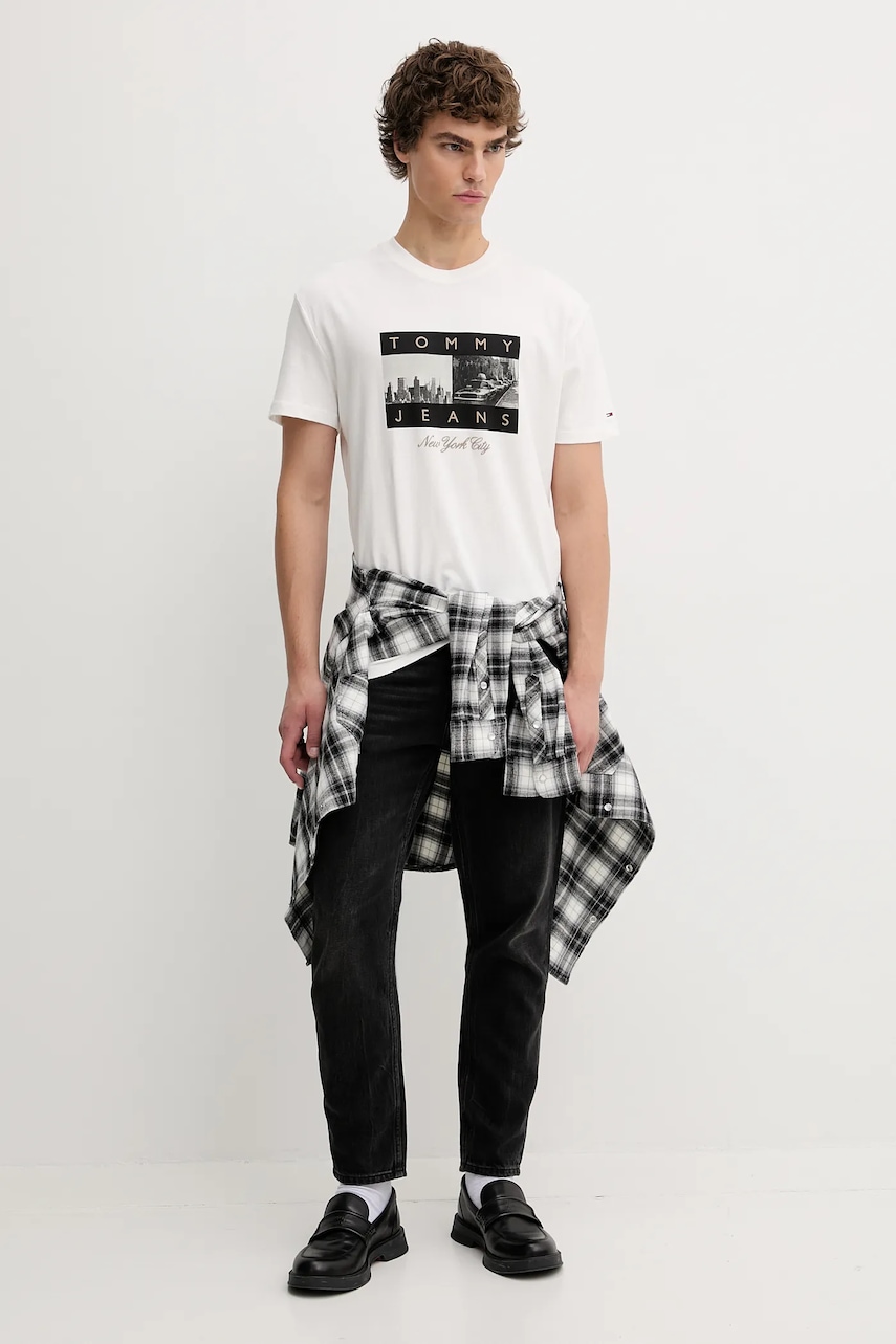 Хлопковая футболка Tommy Jeans цвет белый с принтом DM0DM22464 Хлопковая футболка Tommy Jeans цвет белый с принтом DM0DM22464