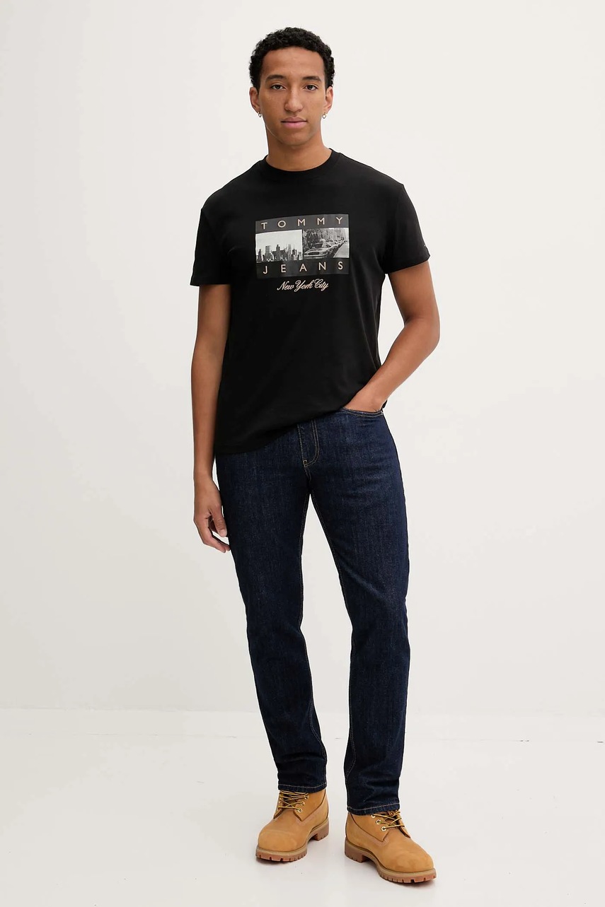 Хлопковая футболка Tommy Jeans цвет чёрный с принтом DM0DM22464