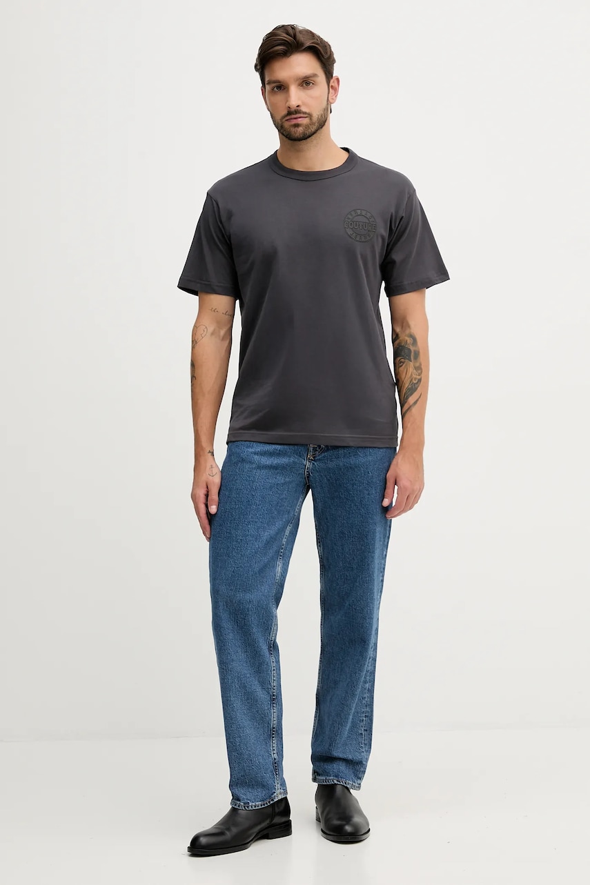Хлопковая футболка Versace Jeans Couture цвет серый с аппликацией 79GAHT06 CJ00T Хлопковая футболка Versace Jeans Couture цвет серый с аппликацией 79GAHT06 CJ00T
