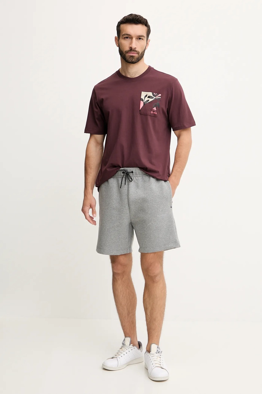 Хлопковая футболка adidas x Mercedes цвет бордовый с принтом JW3363 Хлопковая футболка adidas x Mercedes цвет бордовый с принтом JW3363