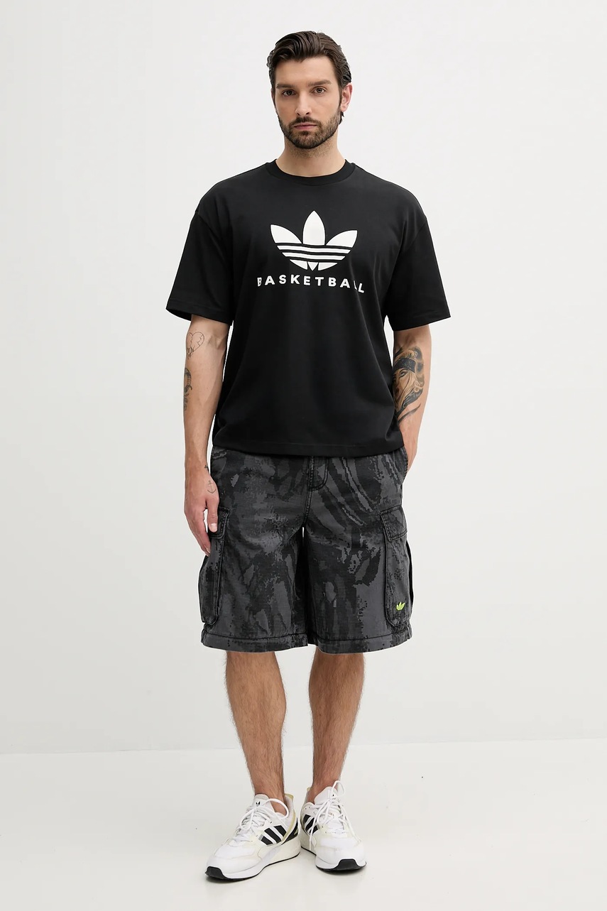 Футболка adidas Originals Originals Basketball Courtside Tee цвет чёрный с принтом JW6641