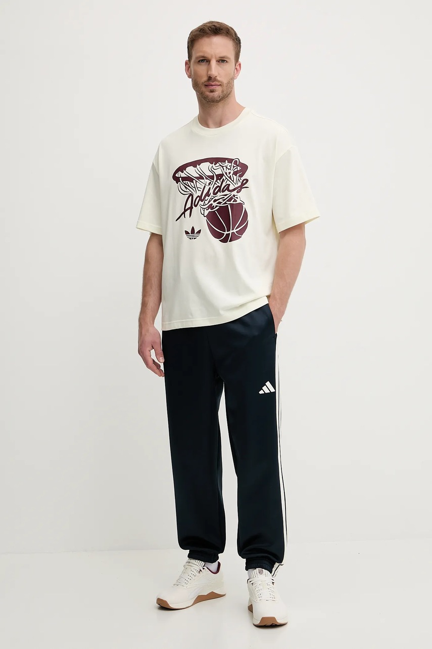 Футболка adidas Originals Hot Shot Tee цвет бежевый с принтом JY3651 Футболка adidas Originals Hot Shot Tee цвет бежевый с принтом JY3651