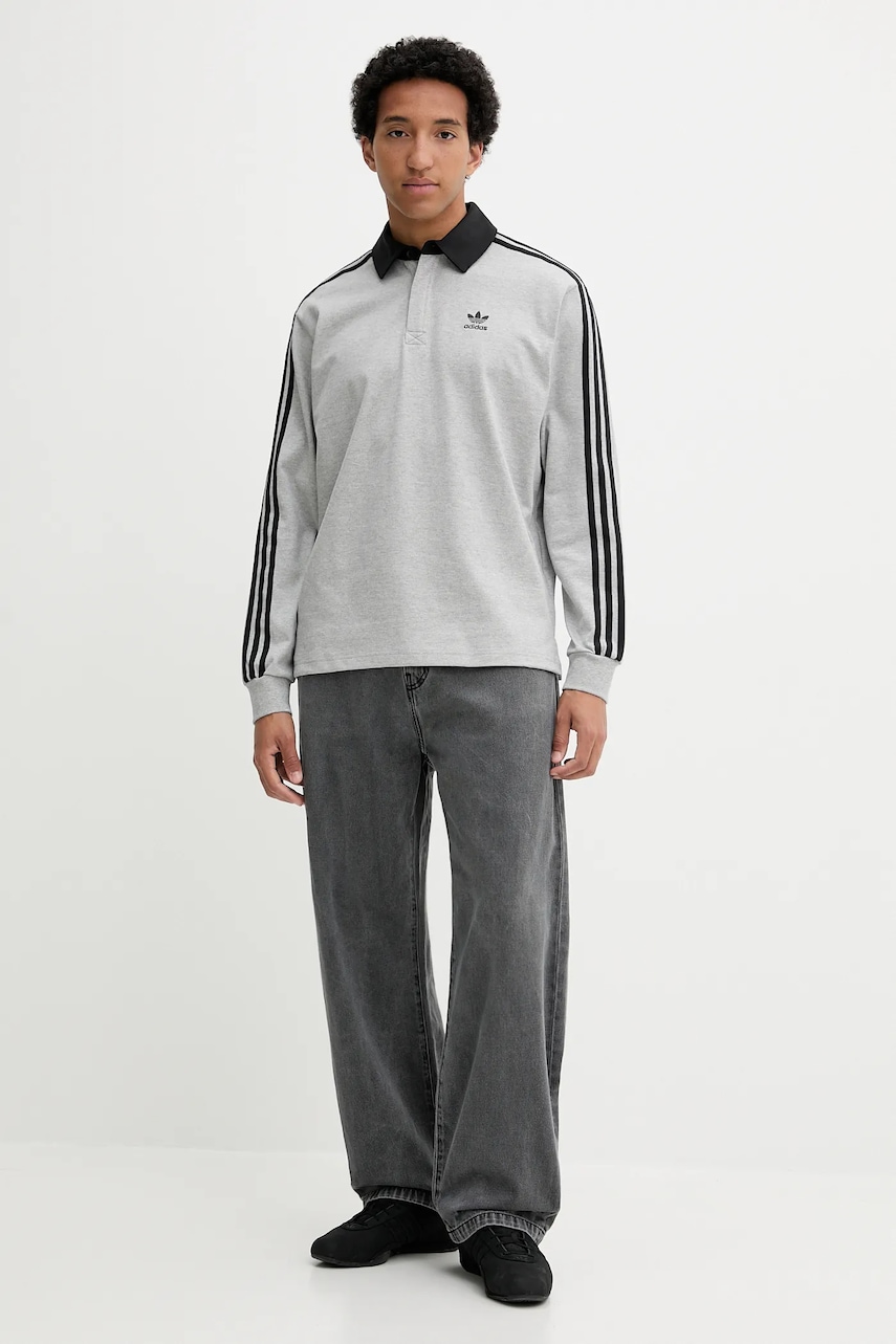 Хлопковый лонгслив adidas Originals Rugby Polo цвет серый с аппликацией JY1399 Хлопковый лонгслив adidas Originals Rugby Polo цвет серый с аппликацией JY1399