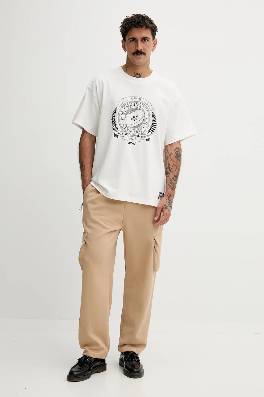 Хлопковая футболка adidas Originals All Black цвет бежевый с принтом KG4649 Хлопковая футболка adidas Originals All Black цвет бежевый с принтом KG4649