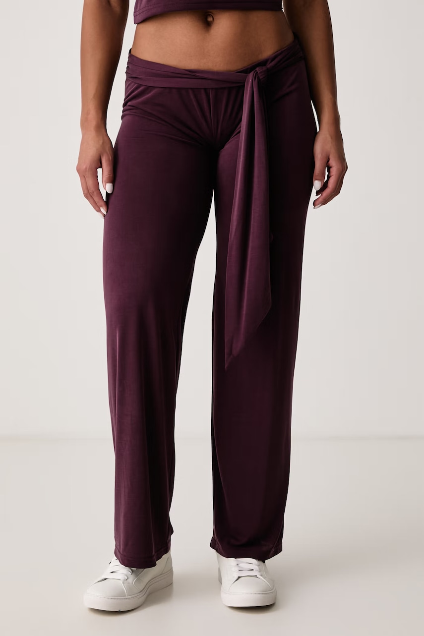 Juicy Couture  pantaloni evazați flare pentru femei cu vâscoză EMERSON BELTED STRAIGHT