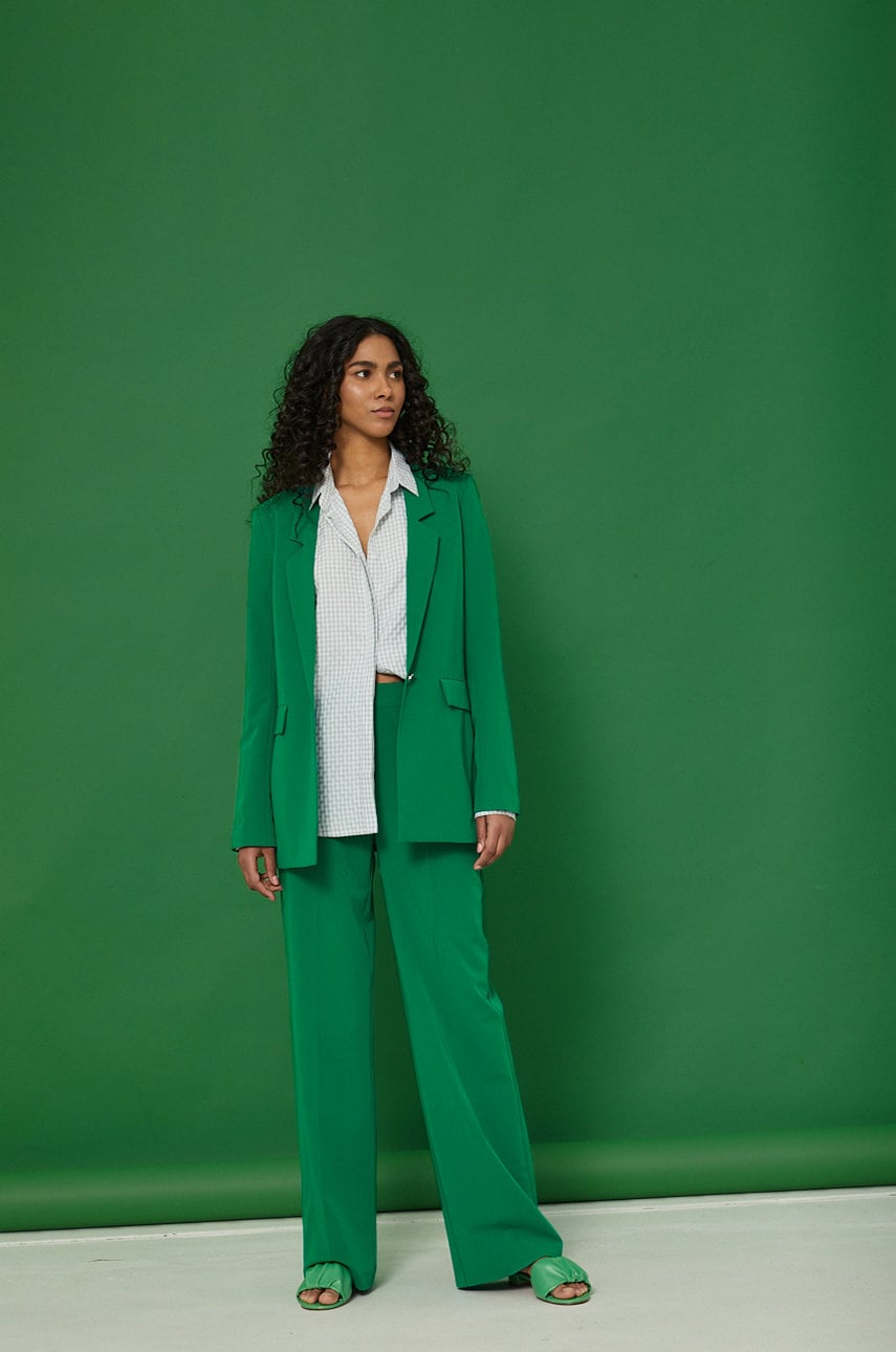 Medicine sacou culoarea verde, un singur rand de nasturi, neted