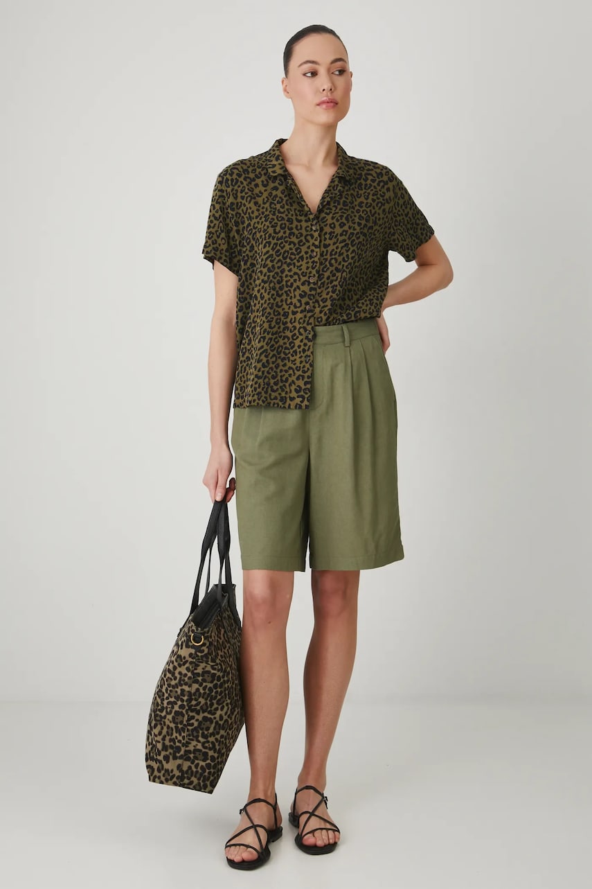 Medicine pantaloni scurți din amestec de in femei, culoarea verde, neted, high waist