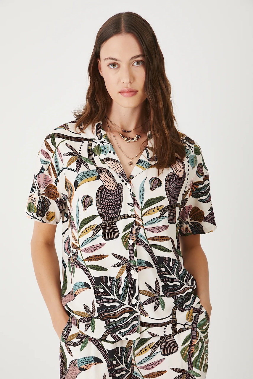 Medicine bluză culoarea bej, cu imprimeu