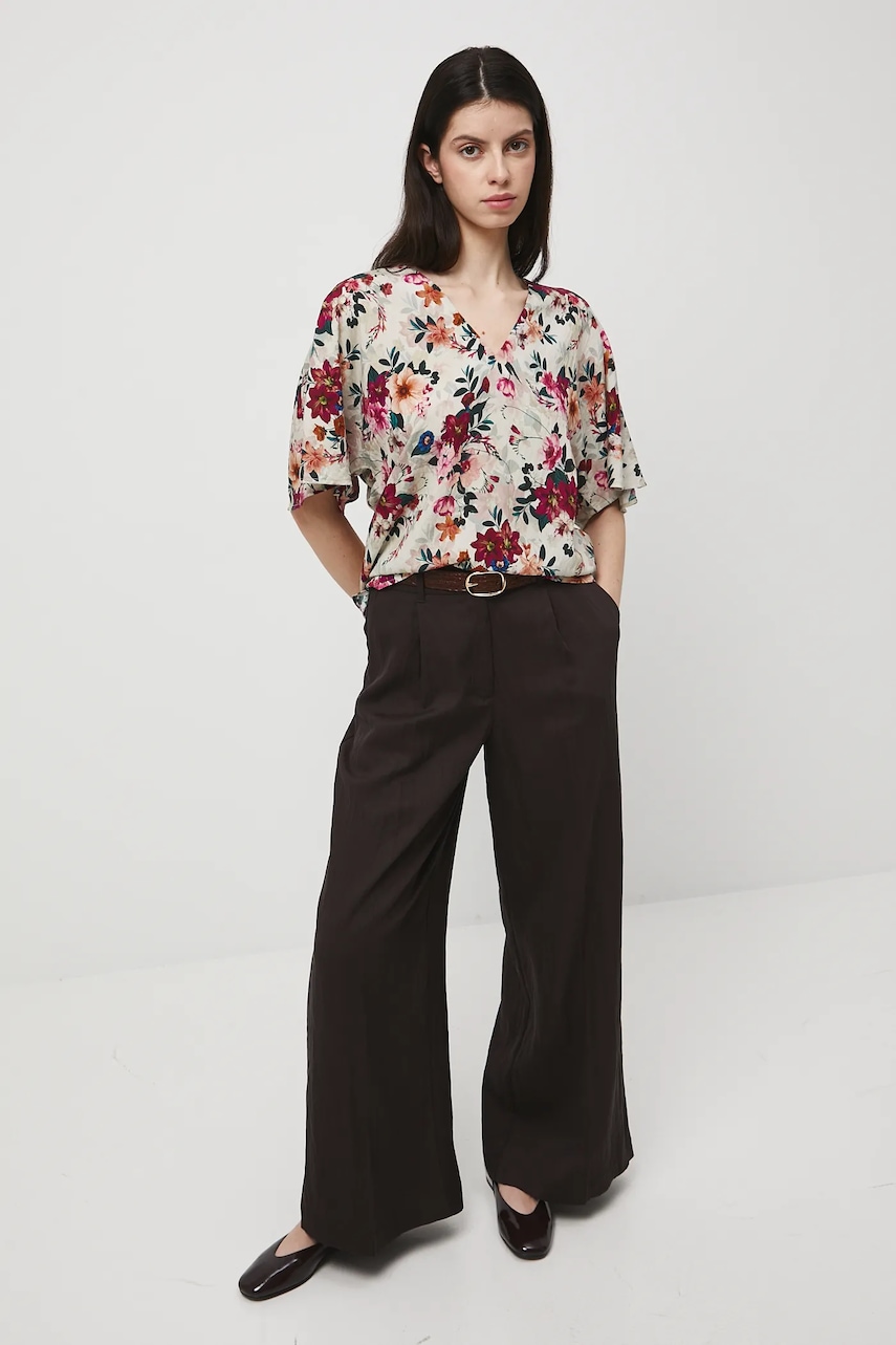 Medicine bluză culoarea bej, cu imprimeu